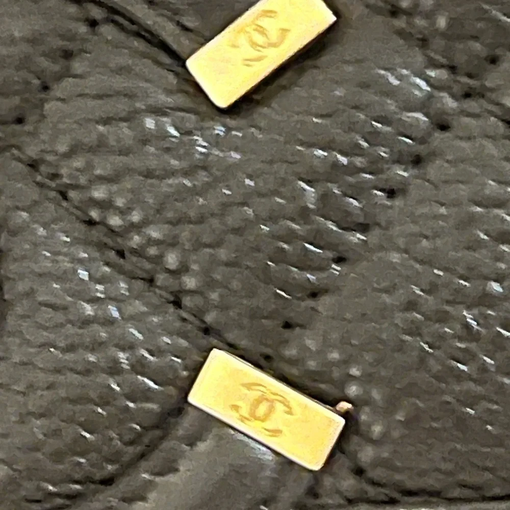 *SOLD* CHANEL Caviar Quilted Medium CC
Filigree Flap Black - Picture 14 of 16